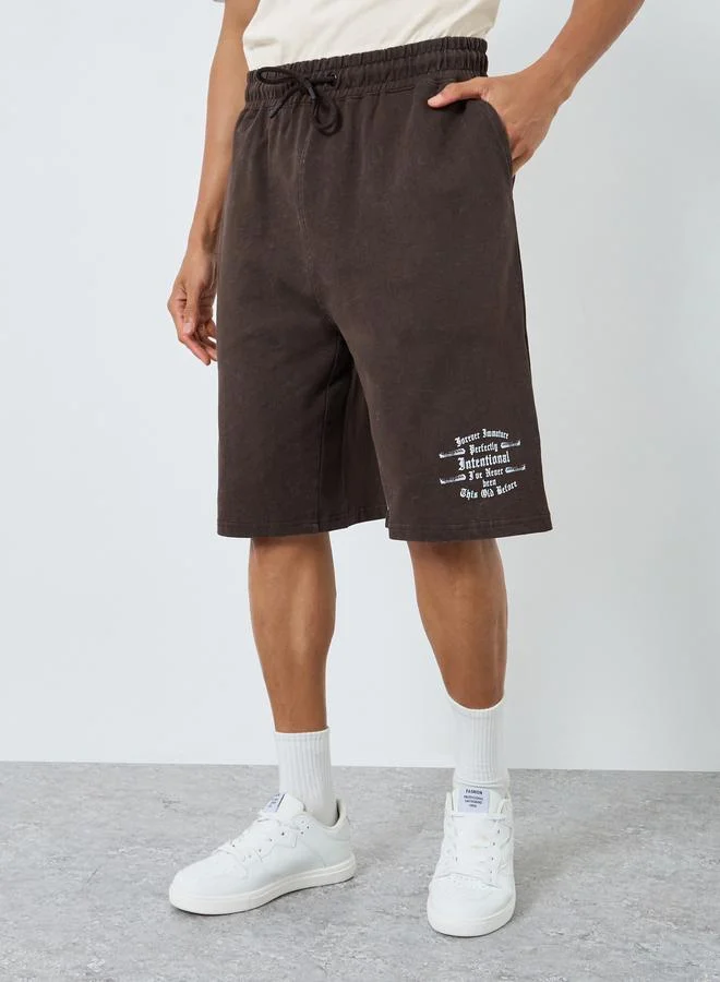 ستايلي شورت بقصة واسعة مطبوع بمظهر باهت وممزق